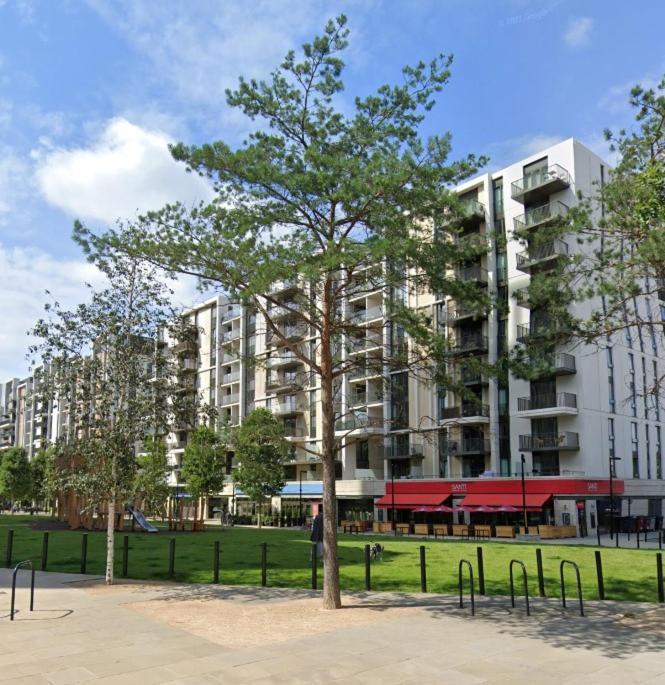Luxury En-Suite Room Olympic Village In Shared Apartment London Eksteriør billede